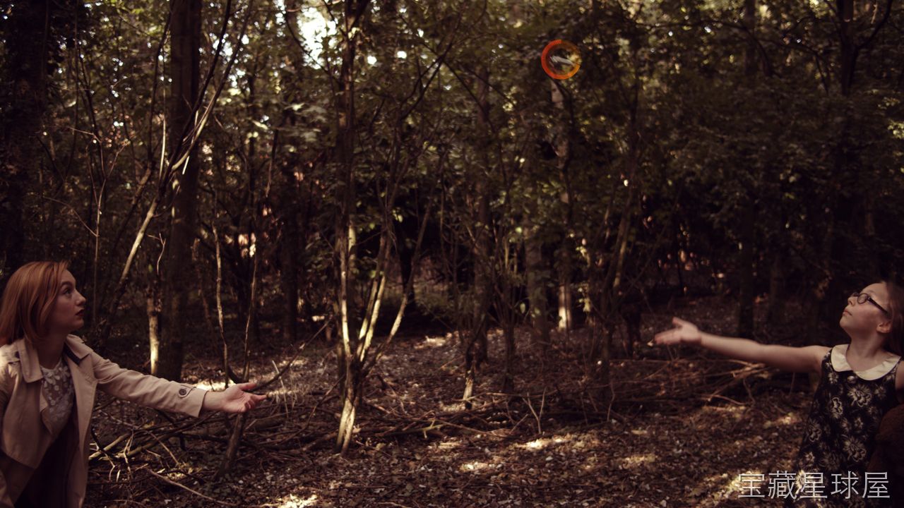 《与坡和芒罗共度的暗夜》一款主打轻惊悚氛围的冒险解谜游戏,在风格化手绘画面中跟随两位主角探索深夜小镇的异常事件。核心玩法是切换坡与芒罗两个角色,利用各自不同的感知能力调查场景线索,组合物品解开环境谜题,并在限时抉择中推动多分支剧情走向。整体-山海之花 - 宝藏星球屋