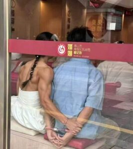 《塞尔达传说：王国之泪》一款模拟器运行的开放世界动作冒险游戏。玩家操控林克，利用四种新能力探索海拉鲁天空与大地，自由组合武器与载具解决谜题并对抗敌人。-山海之花 - 宝藏星球屋